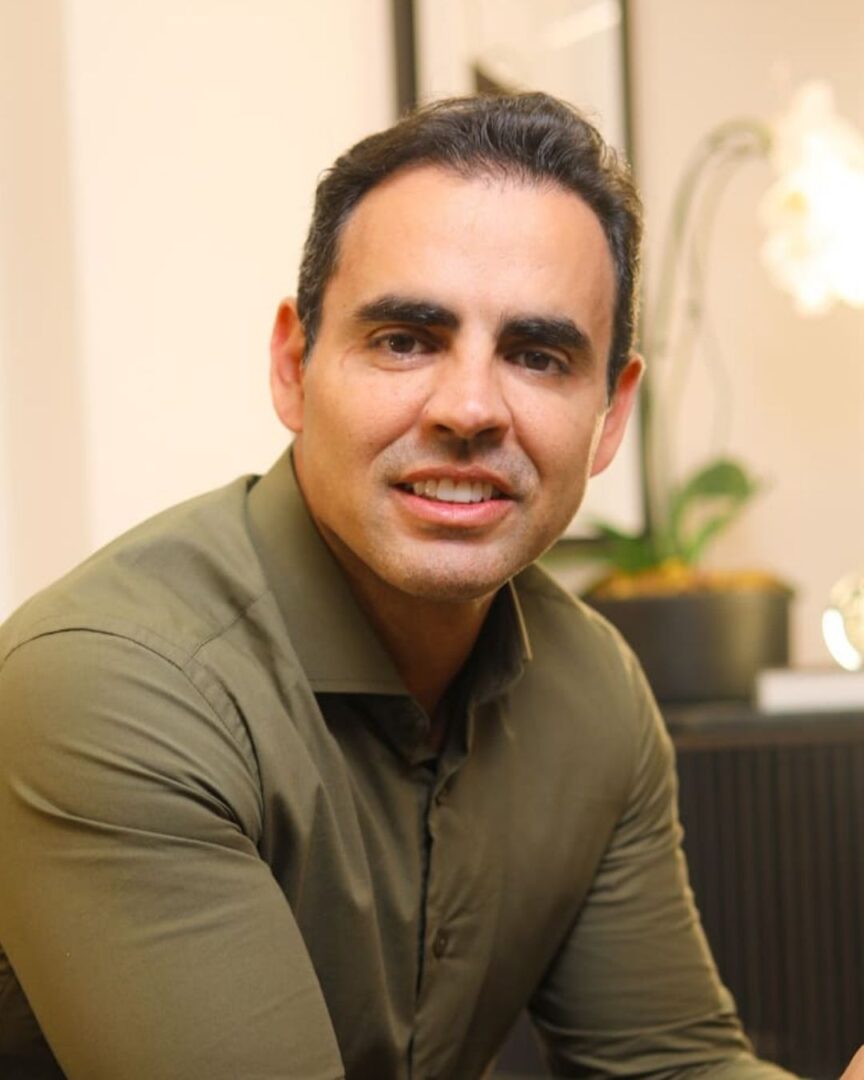 Dr. Eduardo Oliva