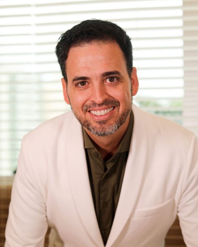 Dr. Marcos Oliva